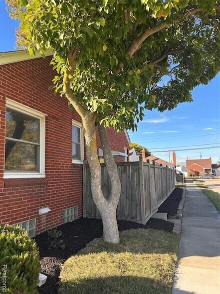 Foto del edificio - 15161 Sprenger Ave