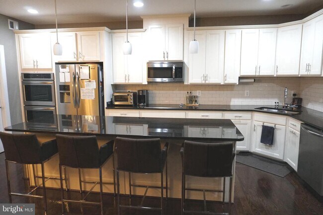 Building Photo - 8881 Englewood Farms Dr