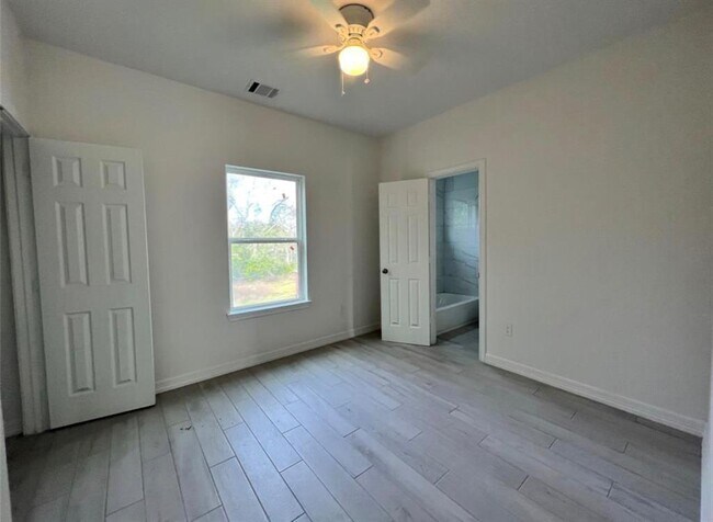 Building Photo - 1078 Dewalt St