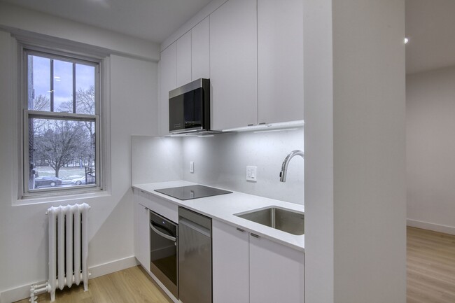 Building Photo - 4557 Rue Sherbrooke O