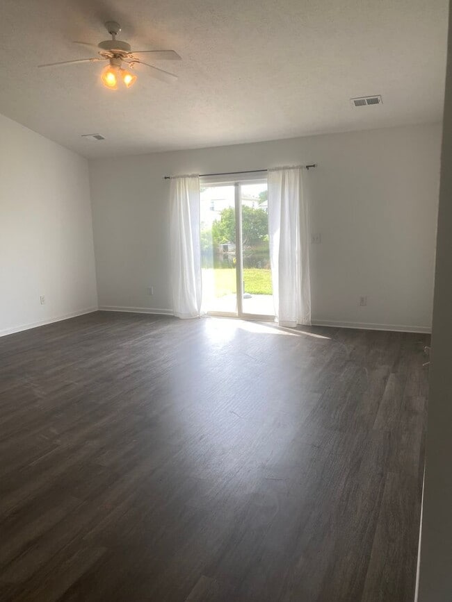 Photo - Walkers Woods - 3 Bed / 2 Bath Single Fami... House