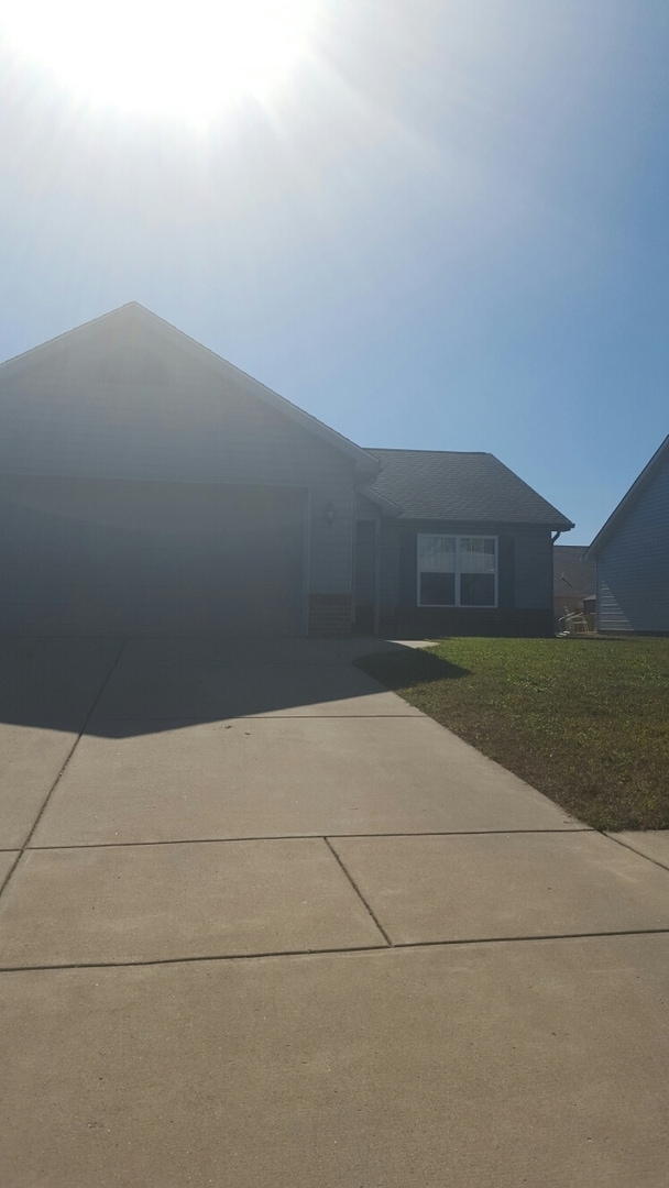 Building Photo - Large Single Family South Side Home with 2...