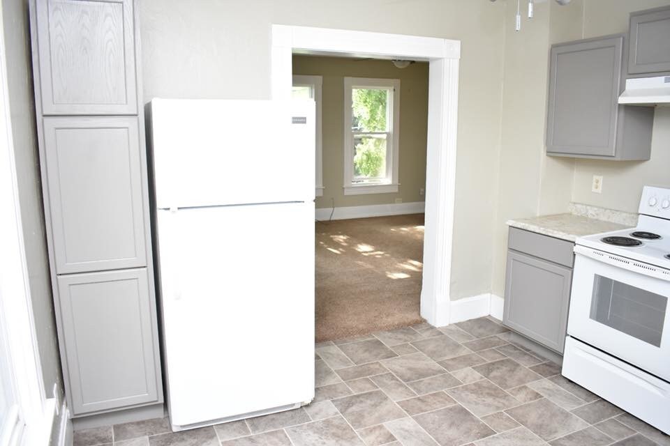 Kitchen with plenty of storage and appliances - 1802 12th St