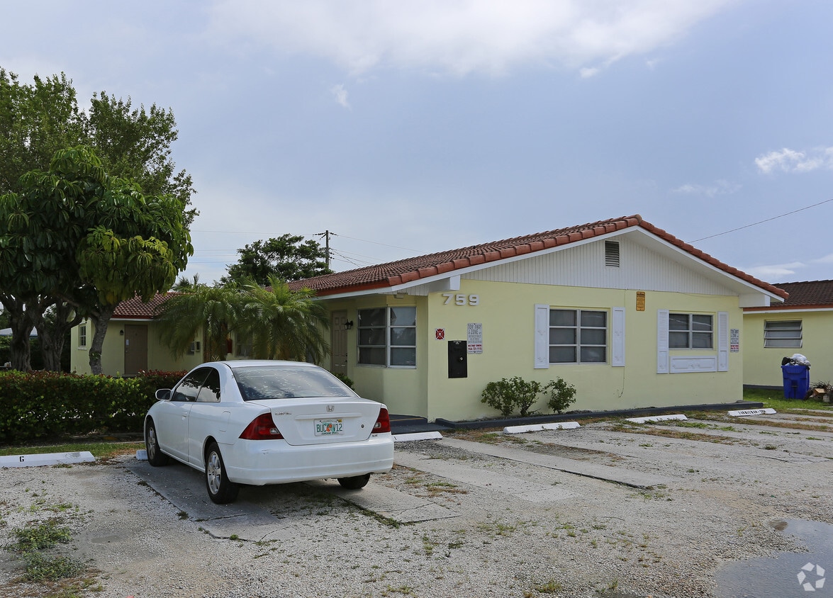 Building Photo - 759 NE 13th Ct