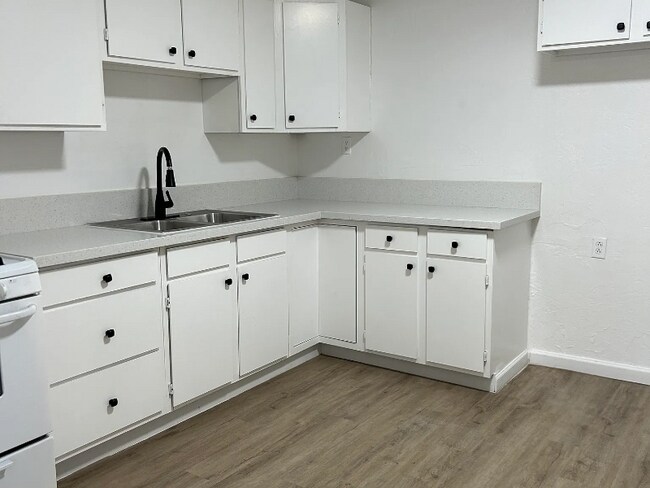 Foto del edificio - 646 N Desert Ave