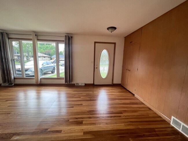 Foto del edificio - Four Bedroom Home Close to Downtown Grand ...