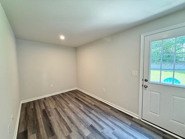 Foto del edificio - Stunning 3BD, 2.5BA End Unit Zebulon Townh...