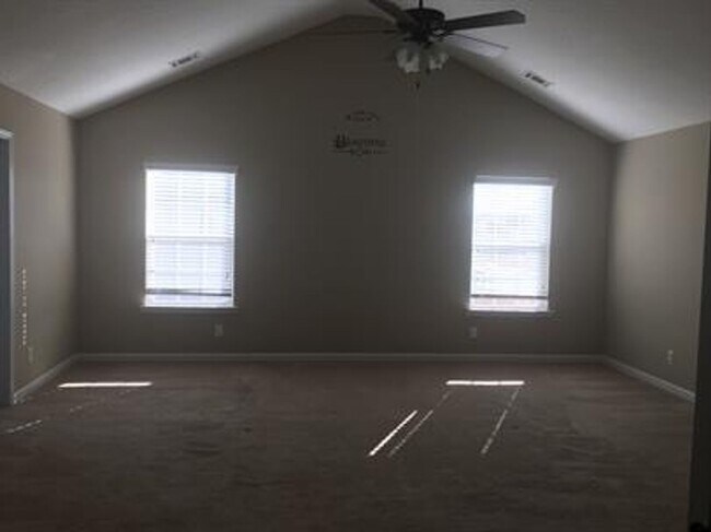 Building Photo - 607 Red Oak Ln