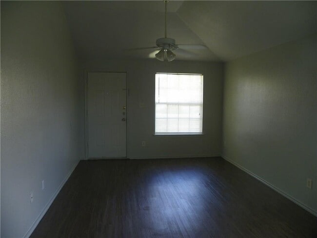 Building Photo - 2221 Creekside Ln