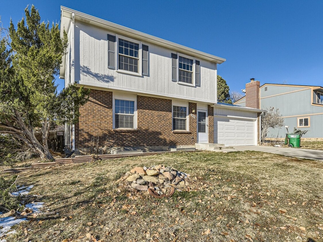 Primary Photo - 3 Bed House in Aurora!!!!!