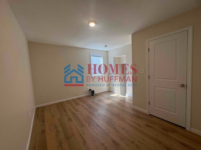 Building Photo - One Bedroom Apartment | Downstairs
