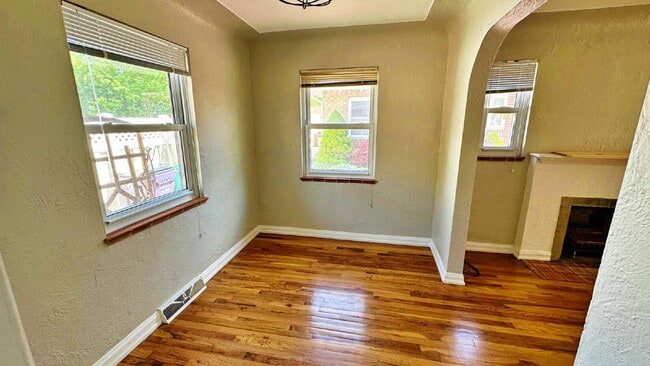 Building Photo - Lovely Mid Century 2 Bed 1 Bath Courtyard Row Home in the Heart of Denver!