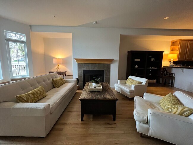 Building Photo - BEAUTIFUL 3 Bed 3.5 Bath Townhome in Dakota Ridge Village in North Boulder