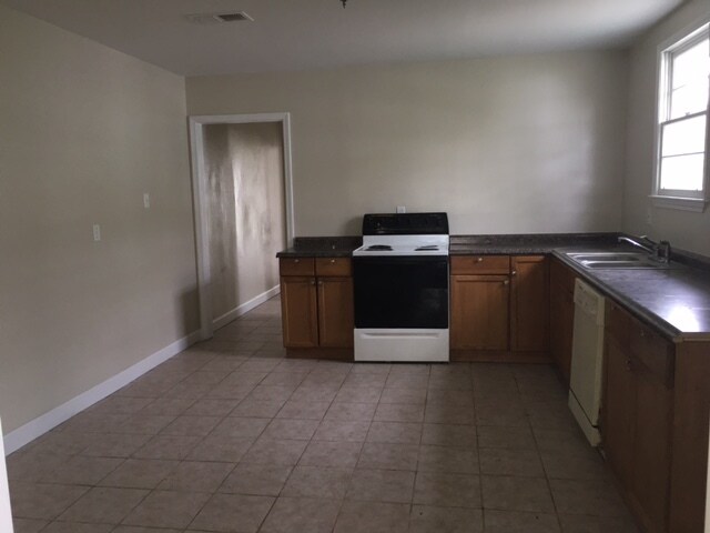 Building Photo - 5017 Oak Dr