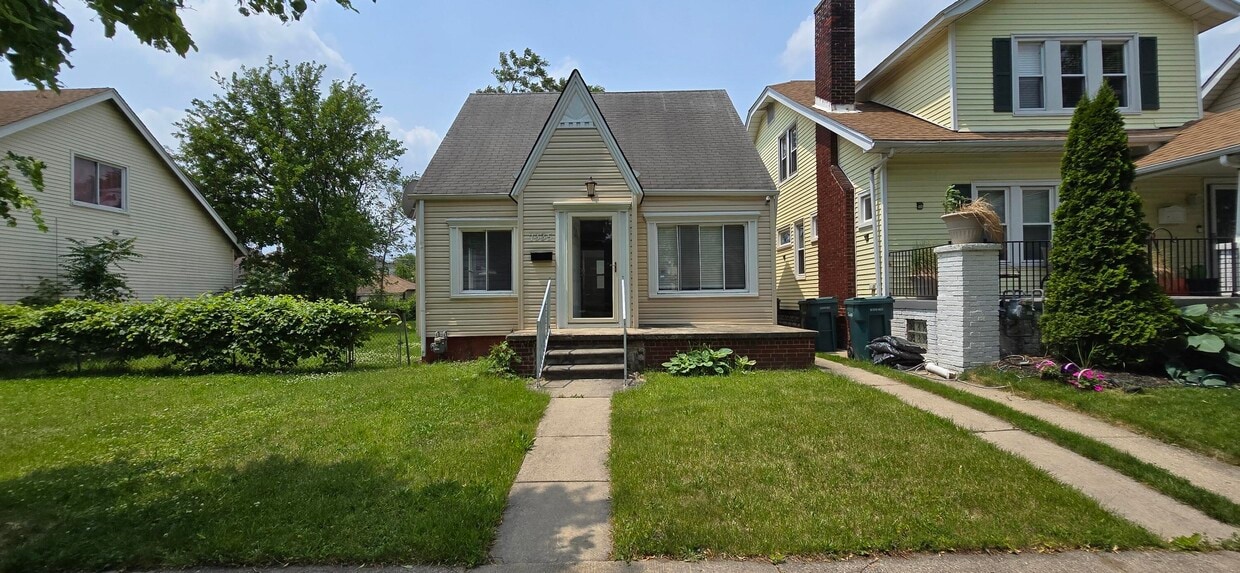 Primary Photo - 7335 Maple St