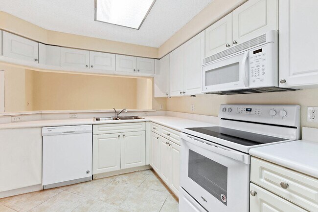 Building Photo - 3023 Alcazar Pl
