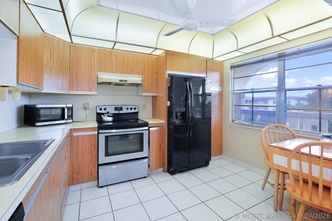 Building Photo - 2101 Lucaya Bend