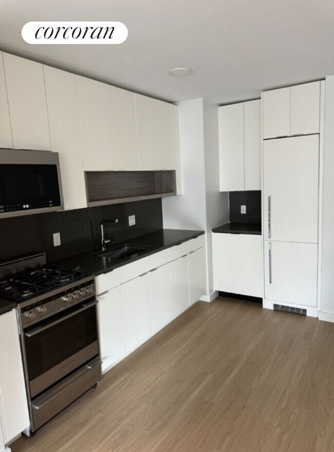 Building Photo - 70 W 37th St