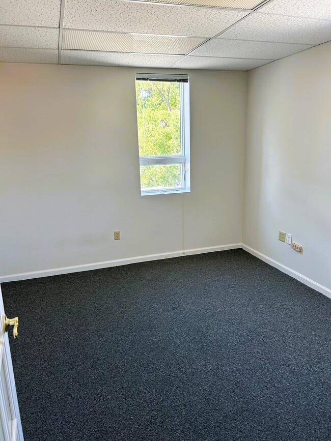 Building Photo - 829 Main St