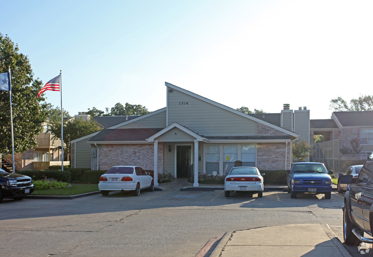 Primary Photo - West Wind Apartments