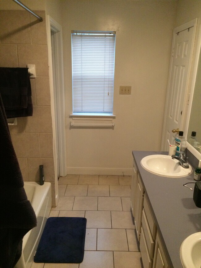 Foto del edificio - 1205 W 22nd 1/2 St