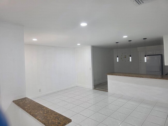 Building Photo - 4443 Vicliff Rd