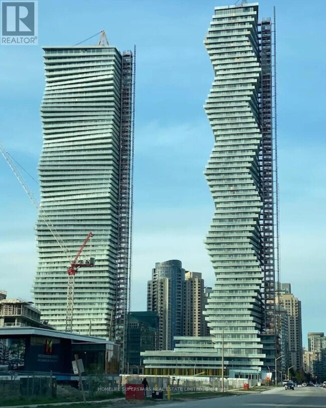 Building Photo - 448 Burnhamthorpe Rd W