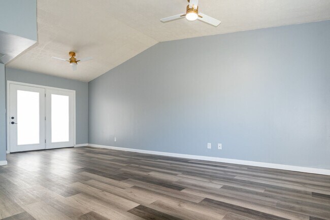 Foto del edificio - Beautifully Updated 3BR Home with Fenced Yard & Covered Porch