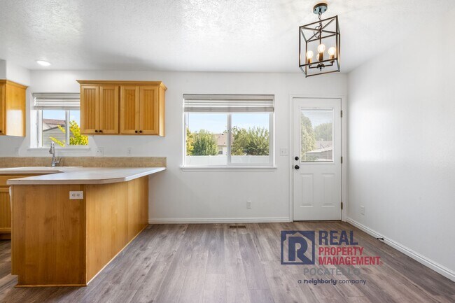 Foto del edificio - MOVE IN SPECIAL - 5 Bedroom 3.5 Bath Duple...