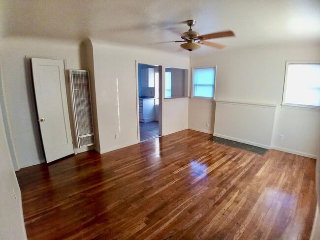 Building Photo - Renovated 2bdrm, 1 bath house with fully f...