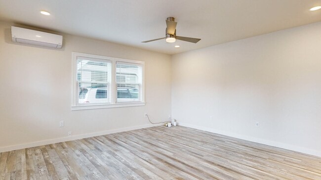 Building Photo - Beautiful 2 Bedroom 1.5 Bathroom Home! Sho...