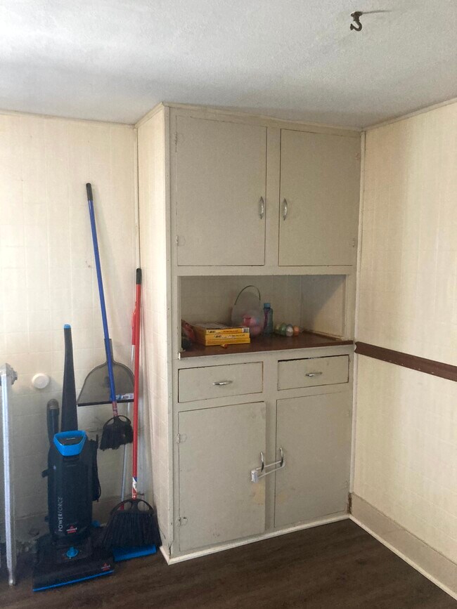 301 E Eleanor St Unit 2nd floor, Thornton, IL 60476 Apartments in