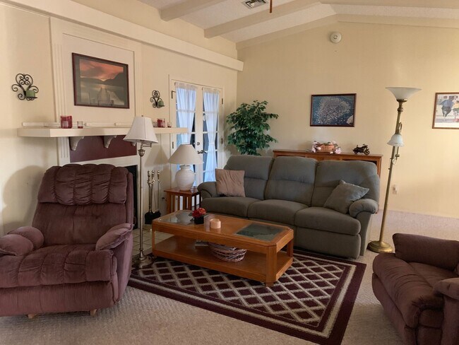 Building Photo - Furnished Winter Available December 1st. 2...