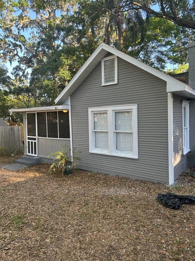 Building Photo - 903 Vistabula St