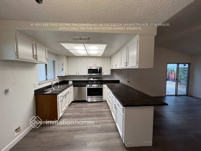 Building Photo - 460 Pelican Pl