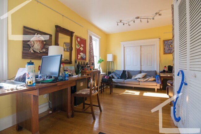 Building Photo - 2 Bedroom Available NOW!