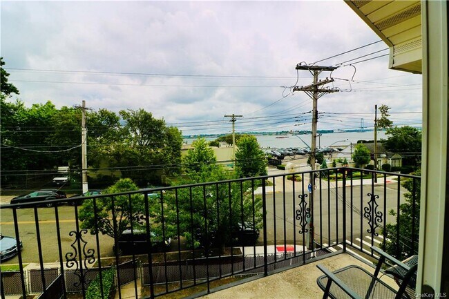 Foto del edificio - 2901 Schurz Ave