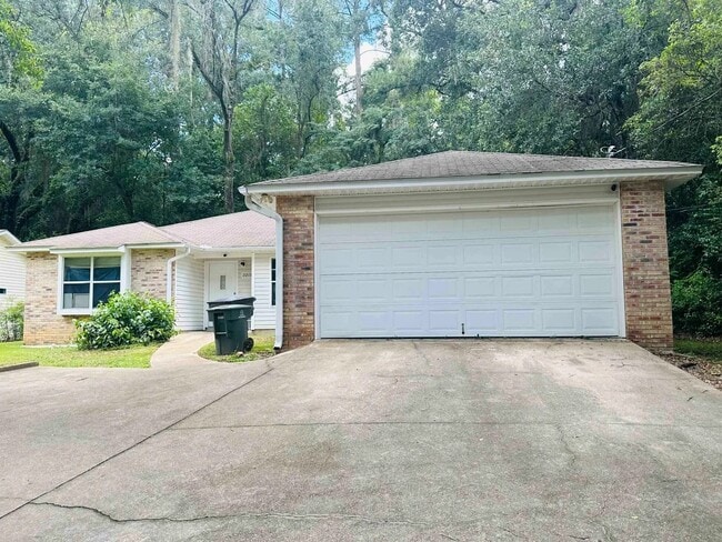 Building Photo - 2214 Amelia Cir