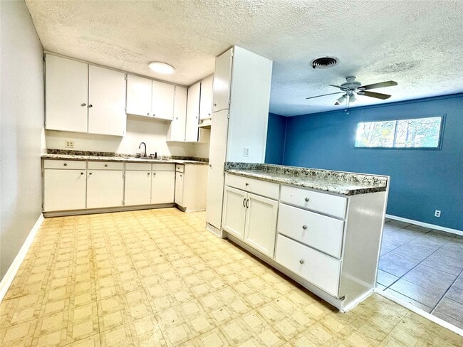 Building Photo - 425 E Park Dr