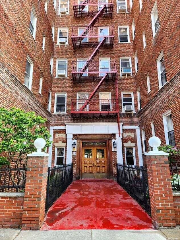 Primary Photo - 63-89-89 Saunders St