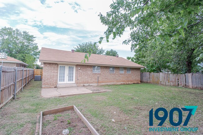 Building Photo - 1127 Berwyck Dr
