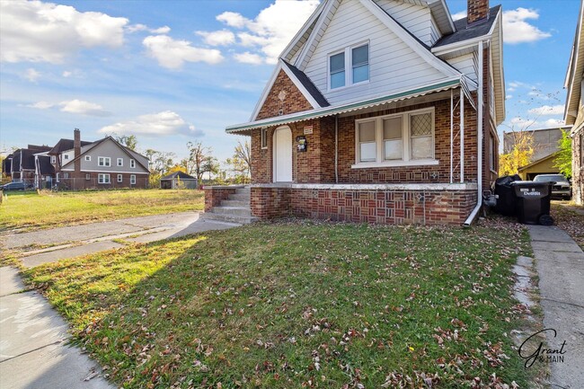 Building Photo - 4 bedroom large home