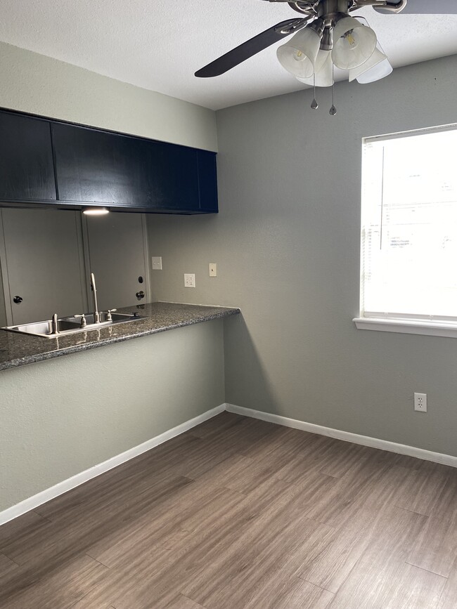 Dining area kitchen - 1500 Elm Ave