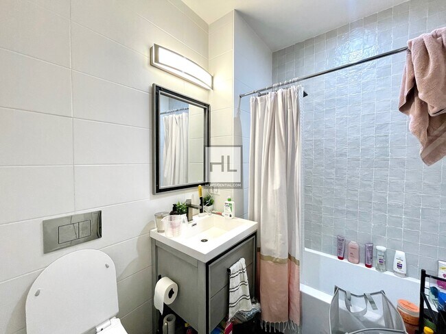 Building Photo - LEASE TAKEOVER Spacious 1 Bed + W/D | Deca...