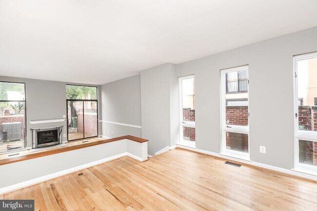 Building Photo - 17 W Hill St