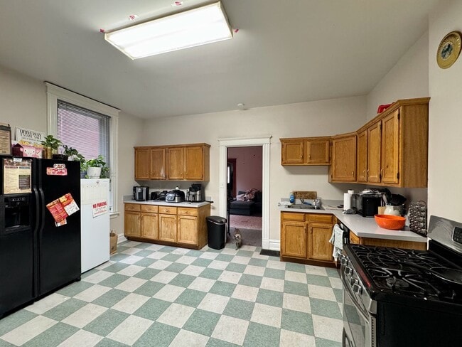 Building Photo - Spacious 5 bed/2 bath on Victor Mins. from...