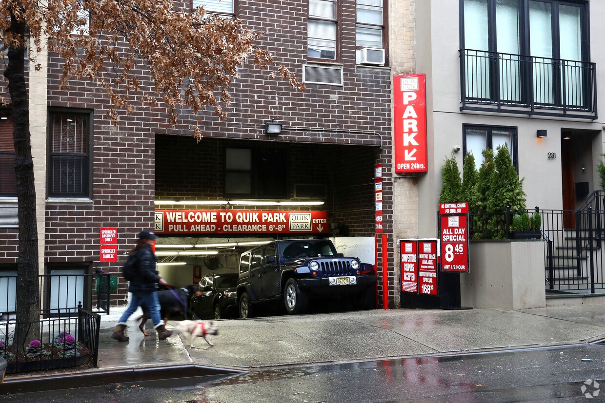 Garaje de estacionamiento - 233-235 W 22nd St