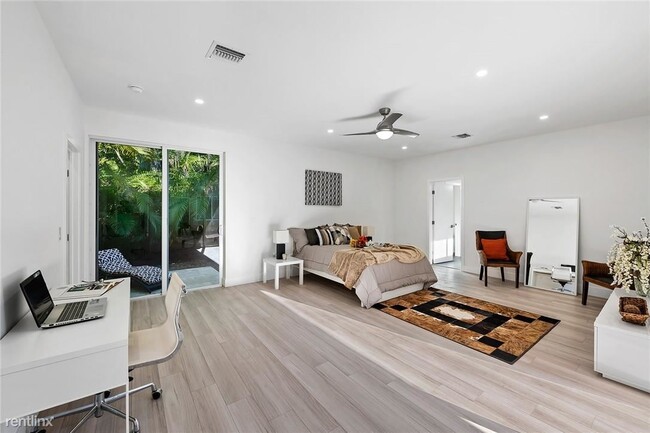 Building Photo - 3 br, 2.5 bath House - 1718 N Victoria Par...