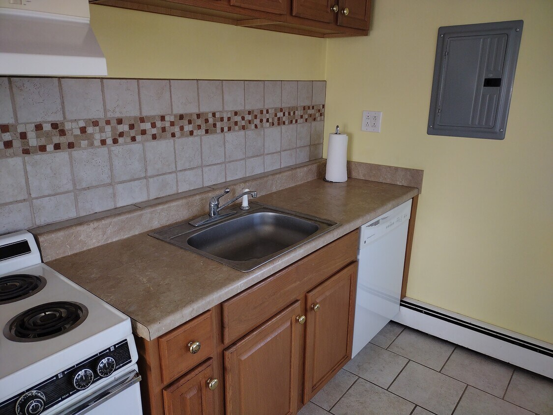 2609 Woods Ave Unit Upstairs, East Meadow, NY 11554 Apartments in