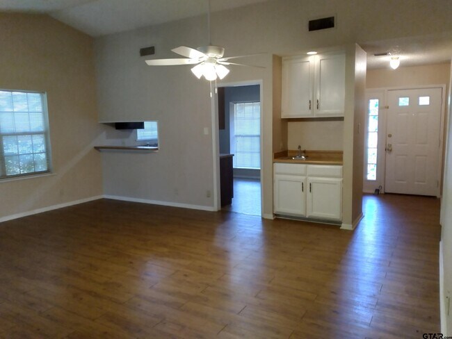 Building Photo - 1101 Larkspur Ln